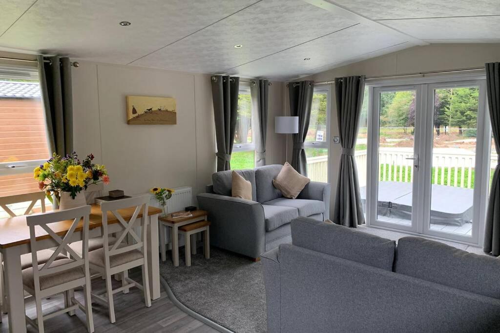 Nightingale Lodge With Hot Tub Barmby on the Moor المظهر الخارجي الصورة