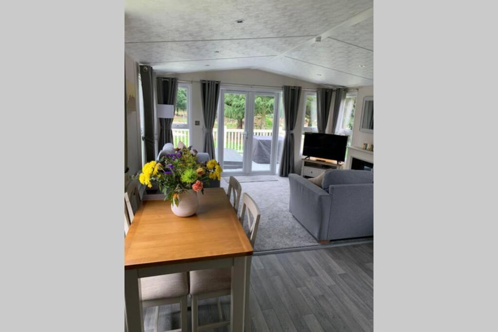 Nightingale Lodge With Hot Tub Barmby on the Moor المظهر الخارجي الصورة